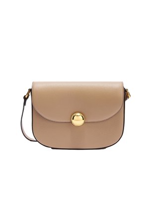 Borsa a tracolla in pelle beige con patta arrotondata e chiusura circolare dorata, con tracolla regolabile.