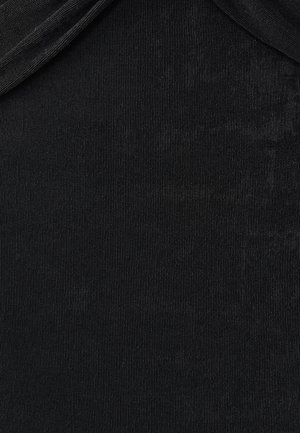 Juodas šonkaulinis audinys su lygiu tekstūru, turintis drapiruotą dizainą viršuje ir nuoseklų, subtilų blizgesį visame paviršiuje.