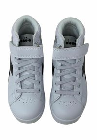Le sneakers bianche alta alla caviglia presentano una tomaia in pelle liscia, accenti laterali neri, punta rotonda, chiusura con lacci e una fascetta in velcro. Dettaglio di fori sulla punta.