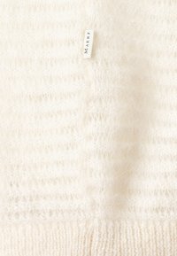 Weißer gestrickter Pullover mit einer weichen, flauschigen Textur. Mit einem gerippten Saum und einem kleinen Etikett mit der Aufschrift "MAERZ". Leicht und luftiges Design.