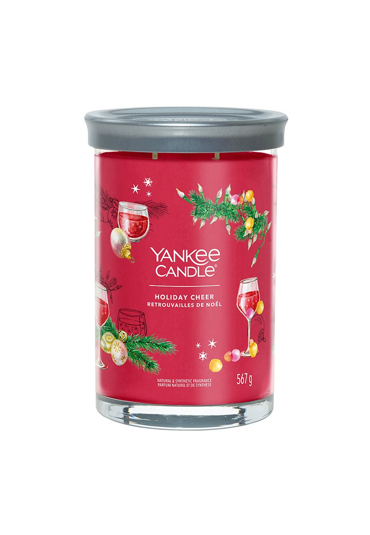 Yankee Candle in een heldere glazen pot met een metallic grijze deksel. Decoratief rood etiket met feestelijke motieven, waaronder dranken en groen. 