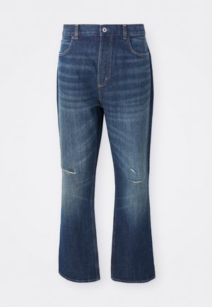 Modre jeans hlače s flared krojem z rahlim poškodovanjem na obeh kolenih in gumbom za zapiranje v pasu, prikazane na beli podlagi.