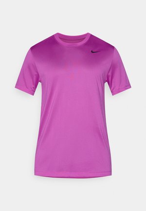Rosa Sport-T-Shirt aus einem glatten, feuchtigkeitsableitenden Stoff. Mit kurzen Ärmeln und einem schwarzen Logo auf der oberen linken Brust.