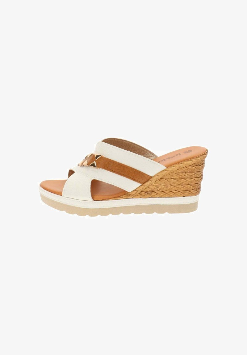 Sandalo zeppa con tacco intrecciato beige, plantare marrone chiaro, cinturini in pelle bianca e marrone, e accenti metallici triangolari dorati su sfondo bianco.