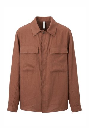 Giacca camicia marrone a maniche lunghe con colletto appuntito, chiusura con bottoni e due tasche con patta sul petto su sfondo bianco.