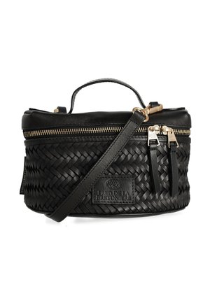 Bolso de cuero negro tejido con forma redonda, asa superior y correa ajustable para el hombro. Cuenta con herrajes dorados y dos cierres de cremallera.