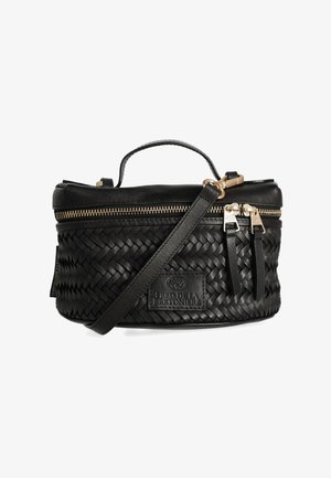 Sac en cuir tressé noir de forme ronde, avec une poignée supérieure et une bandoulière réglable. Doté de ferrures dorées et de deux curseurs de fermeture éclair.