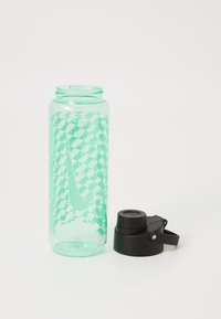 Transparante groene plastic waterfles met een houndstooth-patroon en een zwarte dop, voorzien van een drukknopuitloop en een draagriem.