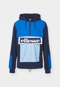 Blå och marinblå hoodie med fjärdedelsdragkedja, stor framficka och vit logotyp. Har kontrasterande blå ärmar och justerbar dragsko i nederkant.