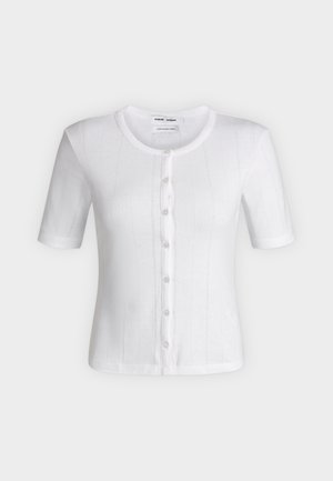 Cárdigan blanco de manga corta, tejido con cuello redondo y una fila frontal de siete botones, con sutiles rayas verticales texturizadas.