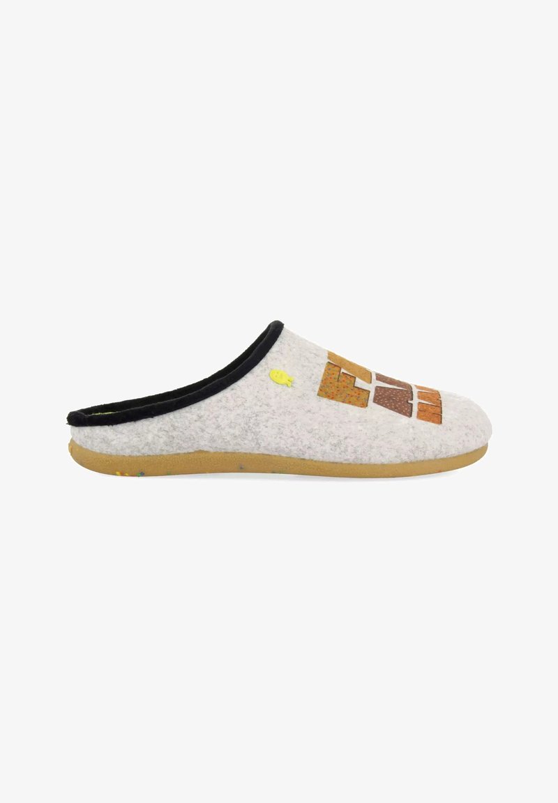 Zapatilla gris de felpa con ribete negro, que presenta un patrón de bloques marrón y naranja en la parte superior y una suela de goma flexible color beige.