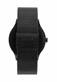 Orologio con cinturino in rete nera e cassa rotonda, con una chiusura nera lucida e una texture sottile sul cinturino. Nome del marchio "SECTOR" visibile.