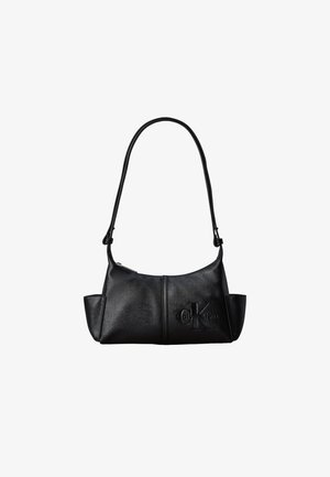 Sac à bandoulière en cuir noir avec une longue sangle, des poches latérales et le logo Calvin Klein embossé sur le devant.