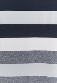 Bavlněná směsová látka s horizontálními pruhy v tmavě námořnické modři, světlé šedé, bílé a melírované šedé barvě. Hladký povrch s ribbovaným designem.