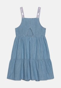 Denimová šaty s rozšířenou sukní, světle modré barvy, s nastavitelnými ramínky s logem a výřezem ve tvaru klíče na zadní straně.
