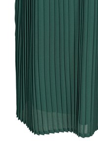 Jupe plissée en tissu vert foncé avec des plis verticaux, une texture lisse et un ourlet transparent. Conçue avec une apparence légère et fluide.