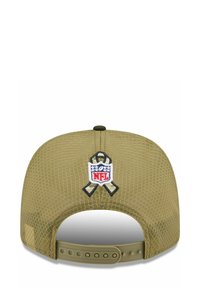 Olivgrüne Baseballkappe mit einem Netztextur, die ein gesticktes NFL-Logo und eine Bändertäfelung auf der Rückseite aufweist. Snapback-Verschluss.