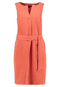 Robe corail sans manches avec un col en V, une ceinture à la taille et un tissu lisse. Présente une coupe droite et un détail de couture minimaliste.