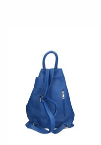 Blå läderryggsäck med strukturerad yta, dragkedjedetaljer, justerbar rem och ett bärhandtag. Har en sidoficka för enkel åtkomst.