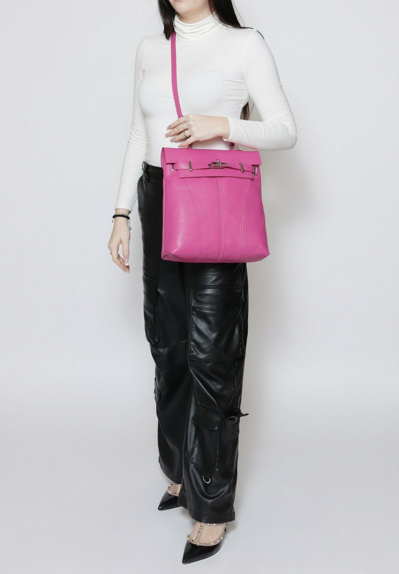 Roze leren handtas met een gestructureerde vorm, bovenste sluiting, zilverkleurige hardwareaccenten en een lange verstelbare schouderband voor crossbody draagstijl.