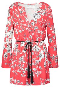 Robe fleurie rouge avec des manches longues, un décolleté en V et une taille à cordon avec des pompons noirs. Le matériau semble lisse avec une texture légère.