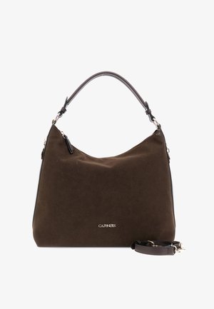 Bolso de mano de ante marrón con forma curva, correa única, logo en tono dorado y correa de hombro detachable. Textura suave y diseño minimalista.