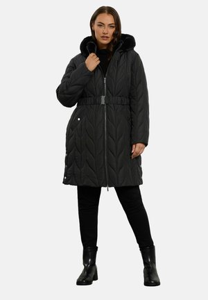 Schwarze gesteppte Puffjacke mit einer fellgefütterten Kapuze, verstellbarem Gürtel und Reißverschluss vorn. Sie verfügt über seitliche Taschen und gemusterte Nähte.
