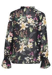 Blommig blus med svart bas som har gula liljor och rosa detaljer. Elastiska volangärmar och hög halsdesign. Lättviktsmaterial.