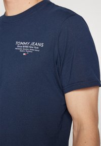 Tommy Jeans SLIM ESSENTIAL GRAPHIC TEE - Marškinėliai su spaudiniu - dark night navy