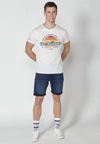 Koroshi SHORT SLEEVE  - Apdrukāts T-krekls - crudo  off white