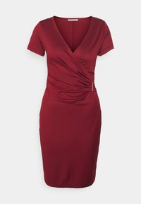Burgundy mekko, jossa on V-pääntie, lyhyet hihat ja kietaisumalli, jossa on rypytys vyötäröllä. Sisältää kultaisen yksityiskohdan.