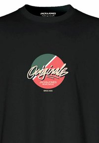 Camiseta negra con un gráfico circular que presenta un diseño en verde y rojo, "Original" en cursiva color crema, junto con el texto "Jack & Jones Worldwide".