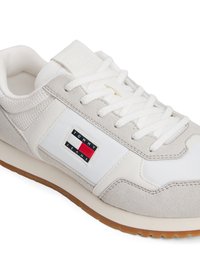 Szürke és fehér sneaker, velúr felsőrésszel, fűzős elülső résszel és gumitalppal. Piros, fehér és kék színű logófolttal rendelkezik.
