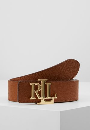 Brązowy teksturowany skórzany pasek z pozłacaną klamrą z logo "RL", wyeksponowany na białej powierzchni na jasnoszarym tle.