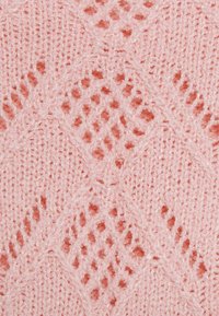 Tecido tricotado rosa com um padrão de diamante, apresentando pontos abertos e fio texturizado, criando uma superfície suave e respirável.