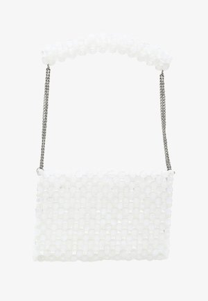 Witte handtas met kralen, in een rechthoekige vorm, met een gestructureerd oppervlak en een zilveren kettingriem. Bovenhandvat gemaakt van vergelijkbare kralen.