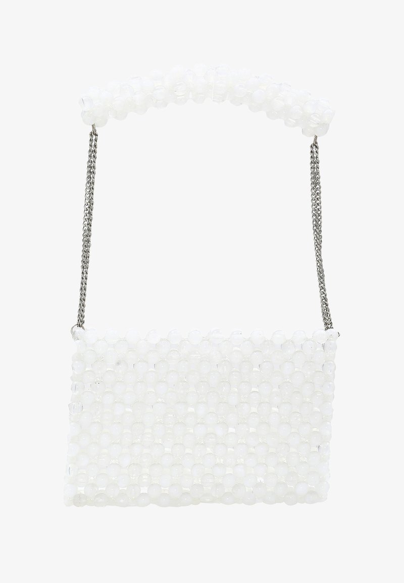Gyöngyökkel díszített fehér kézitáska, téglalap alakú, texturált felülettel és ezüst lánc pánttal. Hasonló gyöngyökből készült felső fogantyú.
