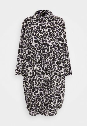 Vestido camisero con estampado de leopardo en negro, blanco y morado. Cuenta con mangas largas, cuello con solapas y un ajuste suelto con un dobladillo fluido.