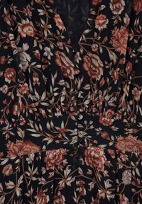 Schwarzes Blumenkleid mit V-Ausschnitt, gerafftem Oberteil und Knöpfen. Das Design umfasst Rosen und Blätter in Farbtönen von Beige, Orange und Creme.