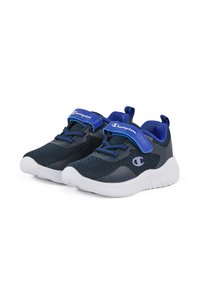 Zapatillas deportivas en azul y negro con una parte superior de malla transpirable, suela de goma blanca y correa ajustable con el logo de Champion.