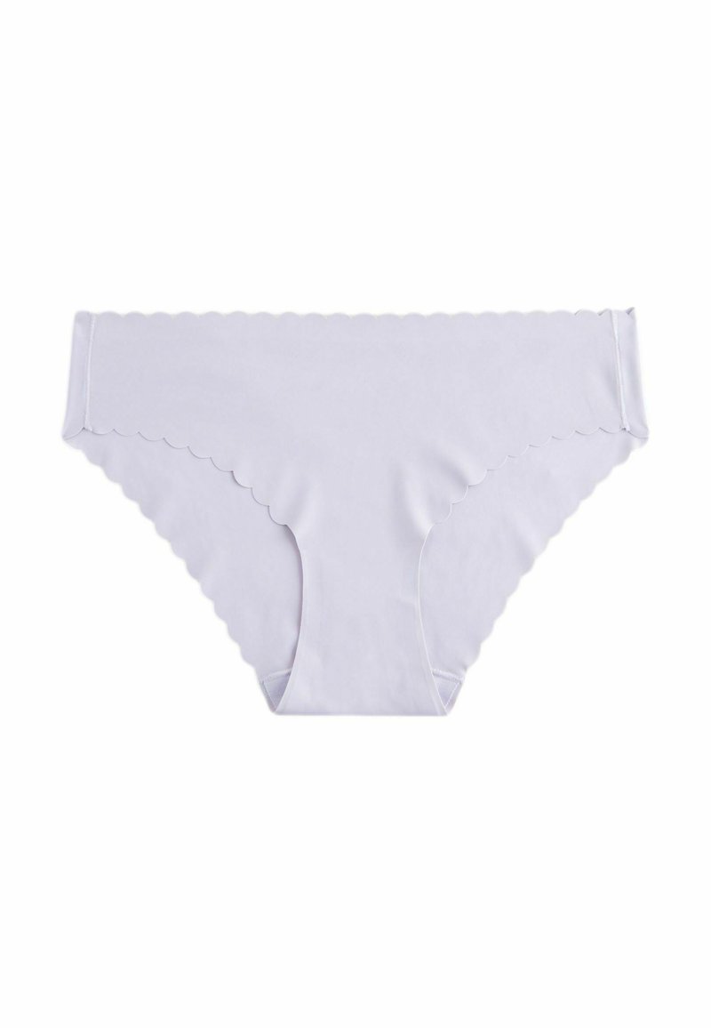 Mutandine di cotone viola chiaro con bordi ondulati; progettate con una forma classica a slip e una texture liscia per comfort e flessibilità.