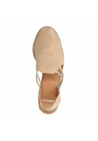 Beige suède espadrille met een ronde neus, open ontwerp en gekruiste enkelbandjes. Voorzien van een gevlochten jute zool en een bruin binnenvoering.