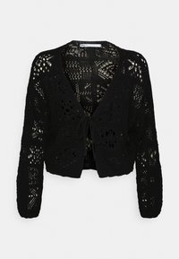 Černý háčkovaný kardigan s dlouhými rukávy, otevřeným předním dílem a zavazováním. Obsahuje složité krajkové vzory a texturovaný pletený materiál.