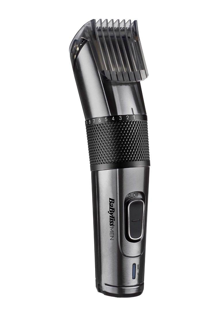 Cortadora de cabello recargable con un diseño elegante en negro y plata. Cuenta con un agarre texturizado, un accesorio de peine ajustable y un interruptor de encendido/apagado.