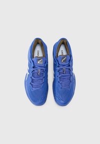 Blaue Sportschuhe mit einem Obermaterial aus Mesh, strukturiertem Oberflächenmaterial und weißen Akzenten. Verfügt über ein elastisches Schnürsystem und eine gepolsterte Innenauskleidung.
