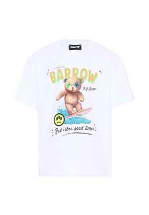 Camicia bianca con testo colorato "BARROW", orsetto che fa surf su un'onda blu, icona gialla di faccina triste e frase "Bad vibes, good times."