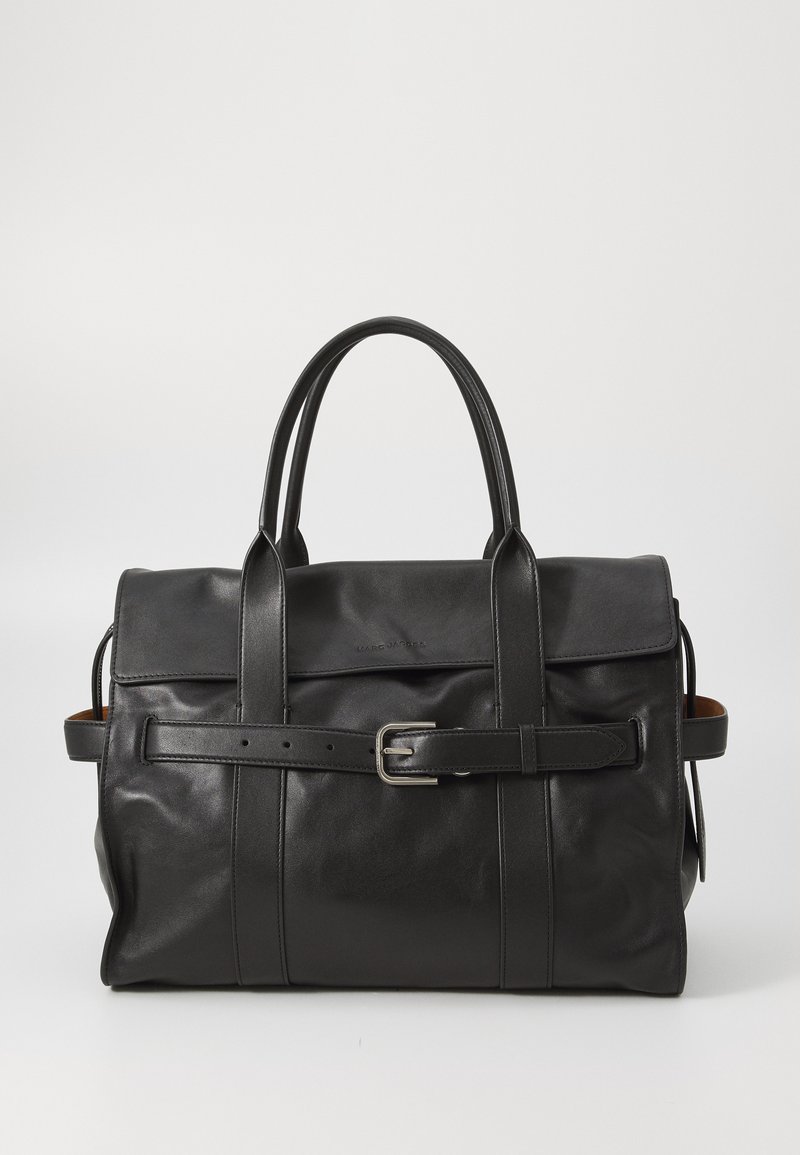 Borsa da viaggio in pelle nera con due manici, un dettaglio a tracolla con cintura e una texture liscia. Presenta una chiusura a patta e un design minimalista.