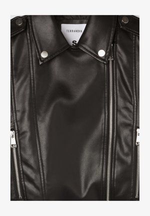 Giacca da moto nera in pelle artificiale con accessori in argento, tasche con zip e spalline, caratterizzata da una superficie liscia e testurizzata.