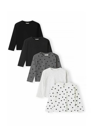 Cinq chemises à manches longues pour enfants en noir, gris foncé avec des cœurs, gris clair et blanc avec des cœurs noirs, disposées en rangée décroissante.
