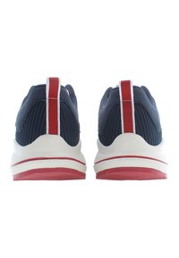 Marinblå mesh-sneakers med en vit och röd sula, med en röd och vit randig baksidesflik och texturerade sidor för andningsförmåga.